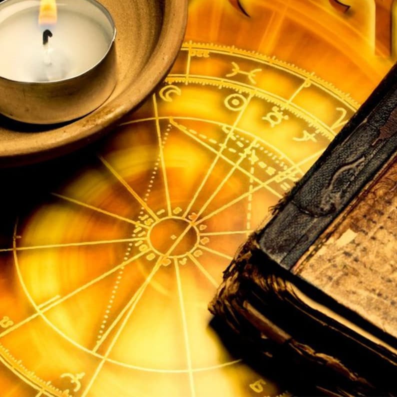 Peut inclure: Une bougie allum&eacute;e dans un bougeoir en c&eacute;ramique brune repose sur une carte astrologique jaune et or avec un livre reli&eacute; en cuir vintage.