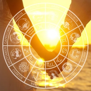 Peut inclure: Un couple se tenant la main avec une roue du zodiaque superpos&eacute;e. La roue montre les 12 signes du zodiaque, y compris G&eacute;meaux, Cancer, Taureau, Lion, Vierge, Balance, Scorpion, Sagittaire, Capricorne, Verseau, Poissons et B&eacute;lier.