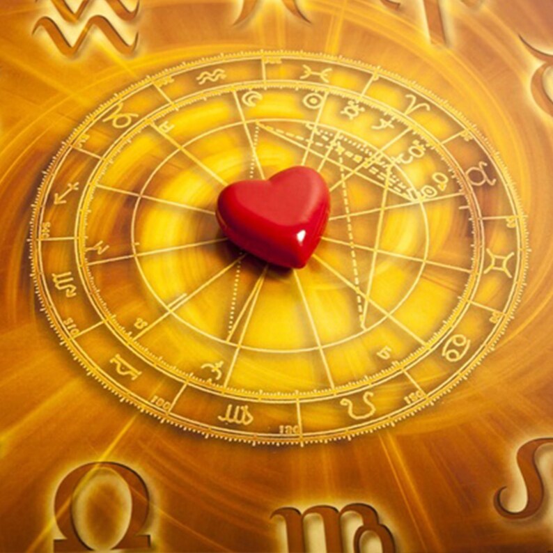 Peut inclure: Un c&oelig;ur rouge se trouve au centre d'une roue zodiacale dor&eacute;e avec les signes astrologiques autour du bord.