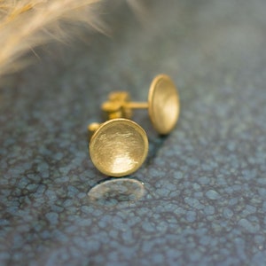 Goldohrstecker aus 585er Gold, elegantes und zeitloses Design, zarte gewölbte runde Schale, edel mattiert, Plättchen Ohrringe