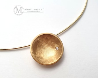 Yellow gold necklace 585 14 carat with brilliant 0.03 ct on Omega tire curved shell disc 19 mm Ø Omega chain 14kt exceptional