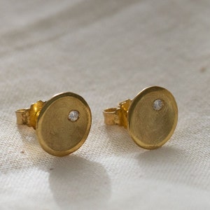Goldohrstecker 585 14 Karat Gelbgold, edel mattiertes rundes Plättchen, gewölbter Kreis mit Brillant