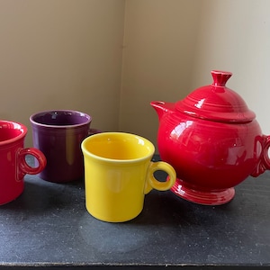 Fiesta Scarlet 5 Cup Teapot and 3 Fiesta Teacups Fiestaware Mugs Homer Laughlin