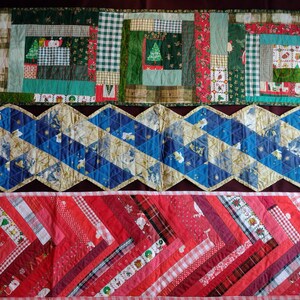 Könnte beinhalten: Drei verschiedene Weihnachtstischläufer in rot, weiß, blau und grün gemusterten Patchwork-Designs. Der obere Läufer hat ein geometrisches Muster, der mittlere Läufer ein Rautenmuster und der untere Läufer ein diagonales Streifenmuster.
