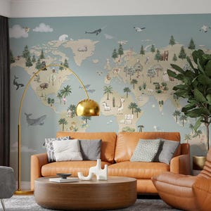 Peut inclure: Un salon avec un canapé en cuir marron clair, des coussins et une table basse ronde en bois. Un lampadaire doré en arc illumine l'espace. Le mur est orné d'une carte du monde murale avec des illustrations d'animaux. Une grande plante verte ajoute une touche naturelle.