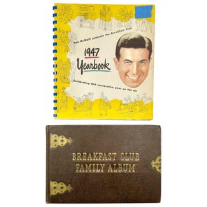 Könnte beinhalten: Zwei Vintage-Bücher. Das obere Buch ist ein 1947 Yearbook mit gelbem Einband, mit einem Männerporträt und dem Text "Don McNeill presents the Breakfast Club". Das untere Buch ist ein braunes Familienalbum mit goldfarbenen Buchstaben und dekorativen Eckakzenten.