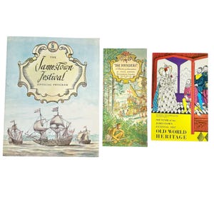 Peut inclure: Trois programmes souvenirs vintage du Festival de Jamestown. Le premier programme présente une illustration de voilier et le texte "The Jamestown Festival OFFICIAL PROGRAM". Le second programme est intitulé "The Founders" et le troisième est un souvenir du Festival de Jamestown 1957.