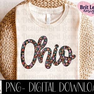 Könnte beinhalten: Ein weißes T-Shirt mit einem floralen Design, das "Ohio" buchstabiert. Das Design ist in Rosa-, Blau- und Grüntönen gehalten.