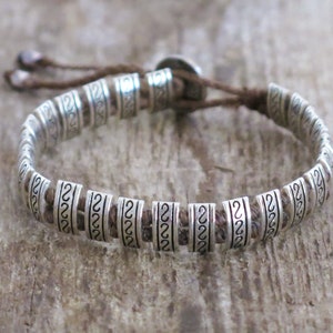ROQUE  - Tibetan style knotted bracelet with metallic beads