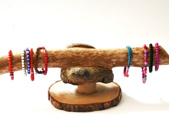 Exhibición de pulsera de madera cruda