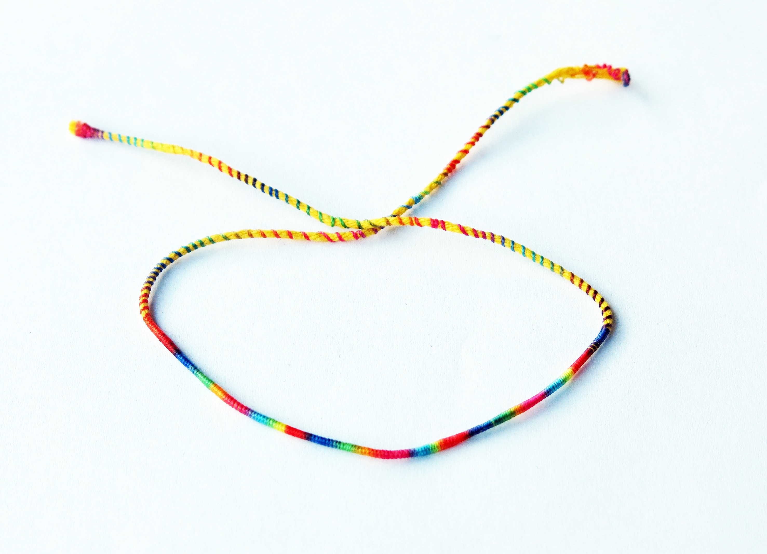 R&F srls Braccialetti Porta Fortuna BRASILIANI 1 blister da 100 Filini  Multicolore . Colore cartoncino casuale : : Moda