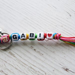GABI - Llavero con nombre personalizado - Personalizado con letras de cuentas / Idea de regalo hecha a mano