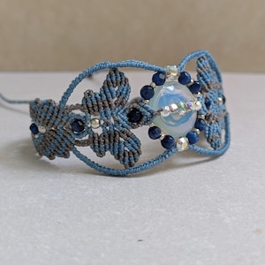 Mikro-Macramee Armband mit Opalit, elegant und filigran