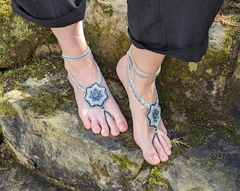 Sandali macramè a piedi nudi con mandala nei colori dell'oceano, gioielli per i piedi