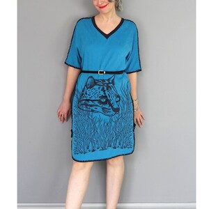 Vintage weiche blaue Sommer bestickt große Katze Serval Leopard Tiger Midi Tunika Kleid mit kurzen Ärmeln S/M Größe 1980