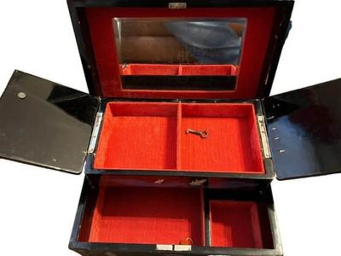 Vintage 1950s Aden Yemen Souvenir Musical Jewellery Box Mother of Pearl Inlay, foto 3 de 5