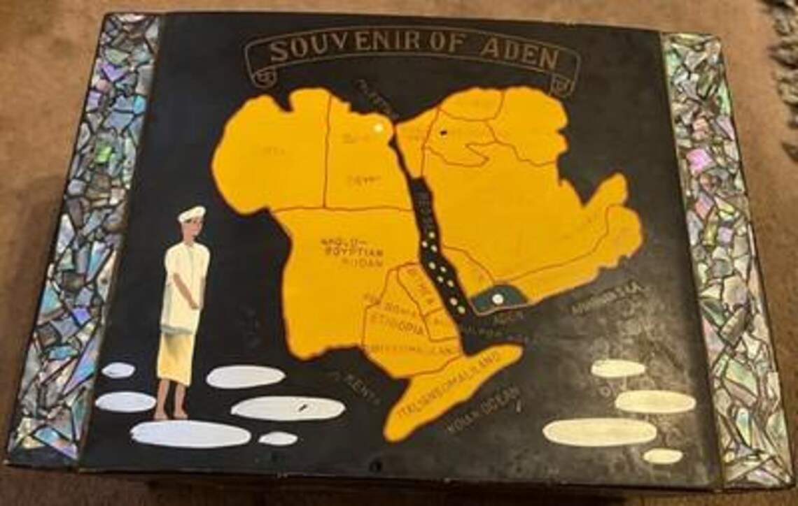 Vintage 1950s Aden Yemen Souvenir Musical Jewellery Box Mother of Pearl Inlay, foto 1 de 5