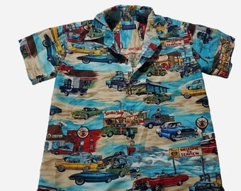 Camisa hawaiana vintage retro con botones y coches antiguos