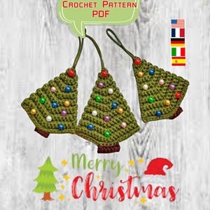 Puede incluir: Tres adornos de árbol de Navidad de ganchillo verdes con adornos de cuentas de colores. Cada árbol tiene un tronco marrón y un lazo para colgar. La imagen incluye el texto "CROCHET PATTERN PDF" y "Merry Christmas".