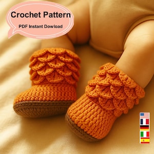 Pode incluir: Padrão de crochê para botinhas de bebê com um padrão de escamas em laranja. As botinhas são feitas com um fio marrom e têm uma sola marrom. O padrão está disponível como download instantâneo PDF. Padrão de crochê PDF Download instantâneo