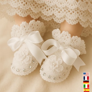 Patrón de ganchillo para botitas de bebé para bautizo (tallas para recién nacidos de 0 a 12 meses). Guía de instrucciones en 5 idiomas. Descarga digital en PDF. Regalo para niña.