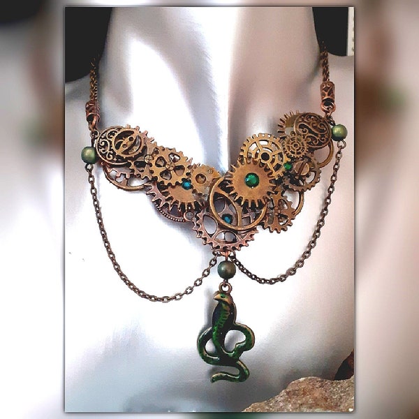 Collier plastron en laiton steampunk cyberpunk engrenages bronzes scellés et perles d'hématite avec pendentif serpent émaillé vert émeraude