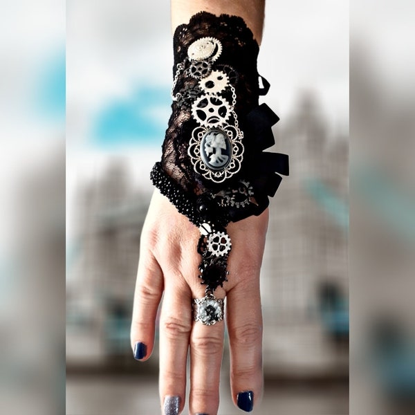 Manchette en dentelle noire engrenages argentés noeud de satin noir cabochon skull avec bague argentée ajustable "Skadi"