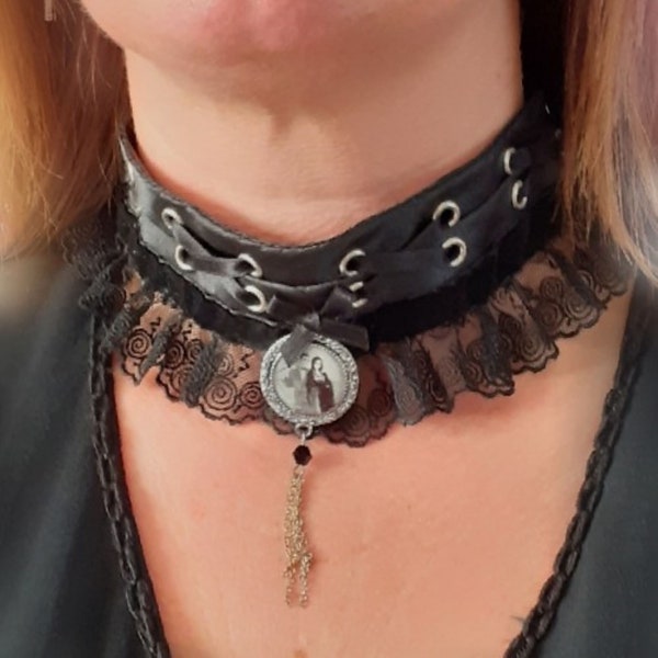 Bijou gothique collier raz du cou gothique en dentelle noire rivets argentés Famille Adams "Gomez et Morticia"