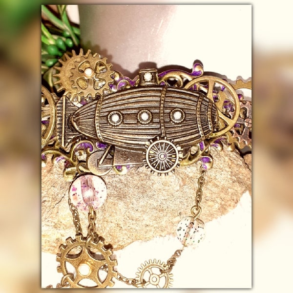 Barrette victorienne steampunk laiton émaillé violet  zeppelin avec suspension de perles scintillantes et d'engrenages "Glingal"