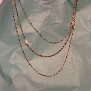 Collar de oro falso de nivel Vintage Avon 3 con estaciones de perlas falsas, collar de tres niveles Avon Gold Tone, collar de tono dorado con perla falsa