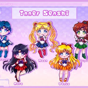 Może przedstawiać: Ilustracja pięciu postaci anime w stylu chibi oznaczonych jako "Inner Senshi". Każda postać ma inny str&oacute;j, z r&oacute;żnymi kolorami włos&oacute;w, w tym niebieskim, ż&oacute;łtym, czerwonym i zielonym. Tło jest jasnofioletowe z ramką okna retro komputera.