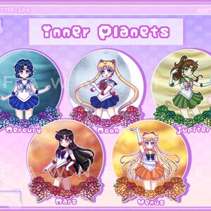 Może przedstawiać: Cyfrowy wydruk artystyczny przedstawiający pięć postaci w stylu anime reprezentujących Planety Wewnętrzne: Merkury, Księżyc, Jowisz, Mars i Wenus. Każda postać jest umieszczona na okrągłym tle z kwiatowymi akcentami i oznaczona nazwą planety.