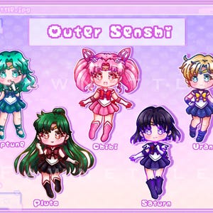 Może przedstawiać: Ilustracja przedstawiająca sześć postaci chibi z serii "Outer Senshi". Postacie są ubrane w kolorowe stroje z charakterystycznymi fryzurami. Tekst "Outer Senshi" jest wyświetlany u g&oacute;ry.