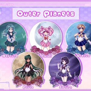 Może przedstawiać: Cyfrowy wydruk artystyczny przedstawiający pięć postaci w stylu anime reprezentujących Planety Zewnętrzne. Każda postać jest umieszczona w okrągłej ramce z kwiatową podstawą. Tytuł "Outer Planets" jest wyświetlany u g&oacute;ry w pikselowanym tekście. Paleta kolor&oacute;w obejmuje odcienie niebieskiego, r&oacute;żowego i zielonego.
