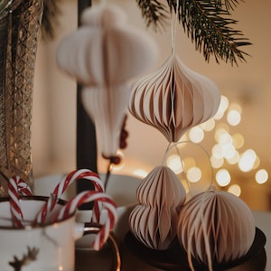 Decorazione con ornamenti per albero di carta / SET da 4 / Decorazione natalizia / Decorazioni a nido d'ape / Natale