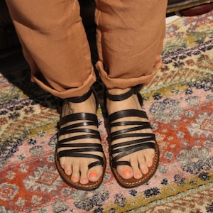 Women's thong sandals in dark brown leather handmade in Italy | Gianluca - L'artigiano del cuoio