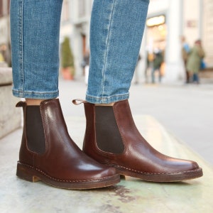 Women's dark brown leather chelsea boot with natural rubber sole | L'artigiano Florence