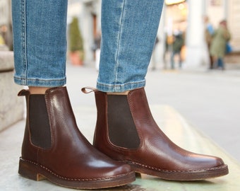 Women's dark brown leather chelsea boot with natural rubber sole | L'artigiano Florence
