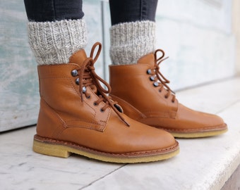 Women's tan leather ankle boots handmade in Italy | L'artigiano Florence