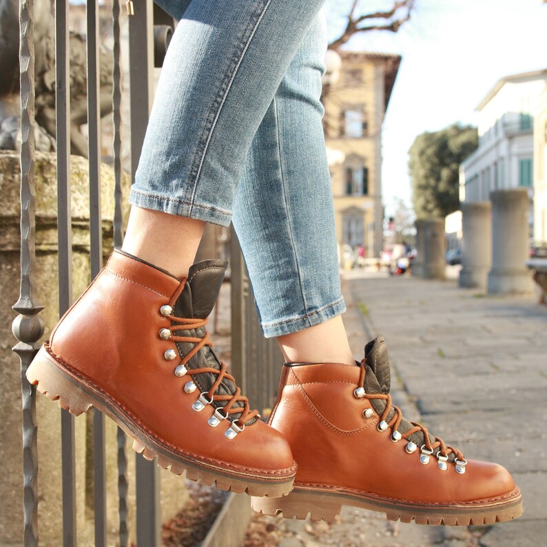 Women's mountain boot in vegetable-tanned leather in tan color L'artigiano Florence image 1
