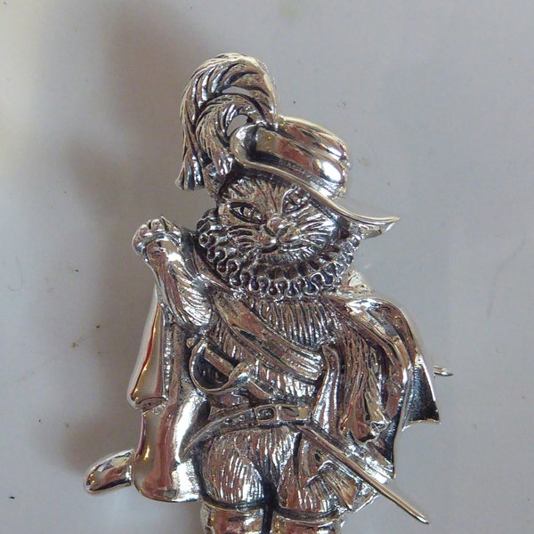 Finely Detailed Solid Silver Puss in Boots Cat Brooch