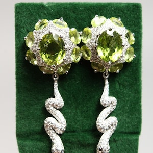 Fint par silverörhängen med peridotmotiv