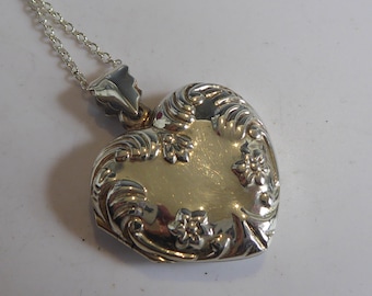 Pretty Victorian Embossed Style heart Shape locket
