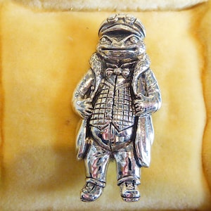Cute Solid Silver Wind In The Willows Motor Racing Mr toad Brooch
