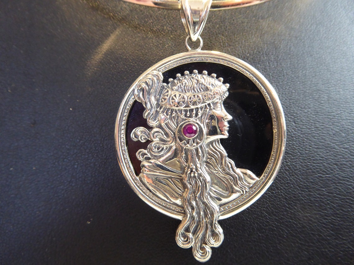 Pendentif Art Nouveau En Argent Avec Onyx, Rubis, Perle Et Marcassites - Style Rectangulaire, Neuf