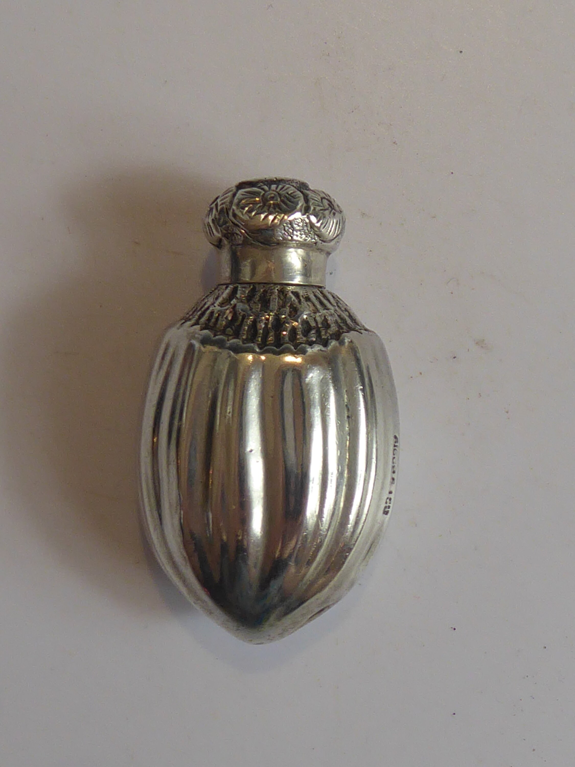 1889 年製のアンティーク シルバー ヘーゼルナッツ型香水瓶