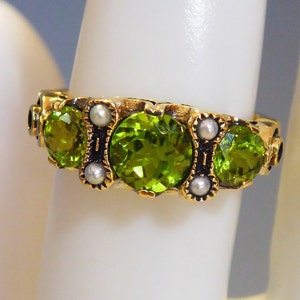 Pretty 9ct Solid gold Peridot and Pearl Ring
