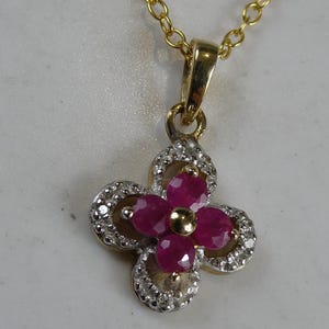 Halsband med hänge i 9 karat massivt guld med äkta rubiner och diamanter