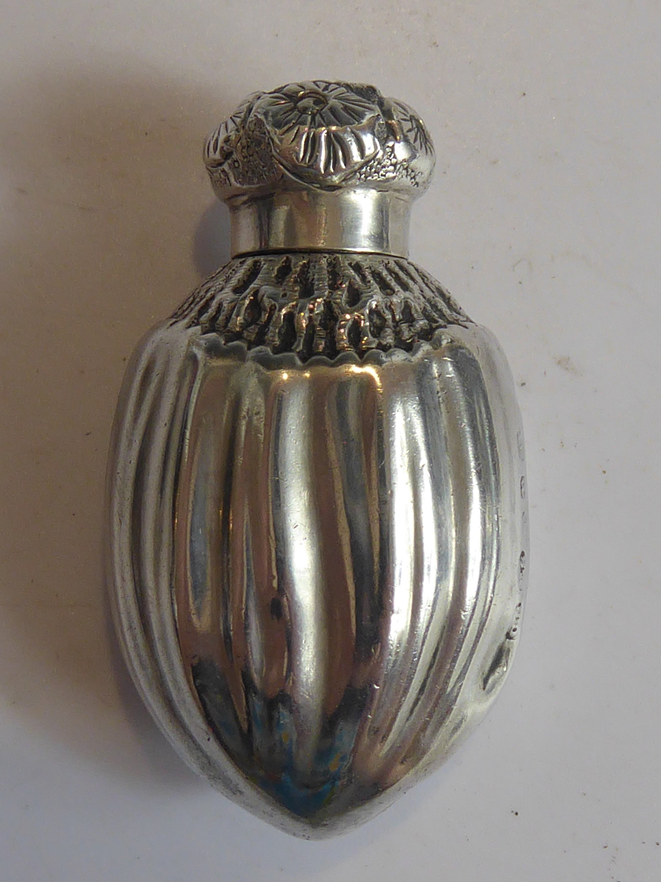 レア！ヴィンテージ！シルバー香水入れ レア！ヴィンテージ！シルバー香水入れ 1889 年製のアンティーク