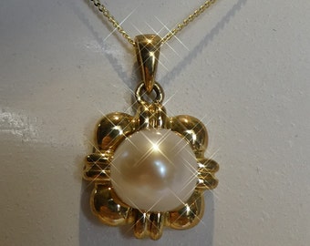 Pretty 9ct Solid Gold Pearl Pendant